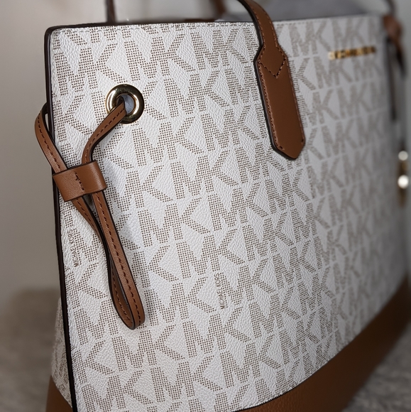 SOLD Michael Kors vanilla Brown drawstring tote - Picture 4 of 10